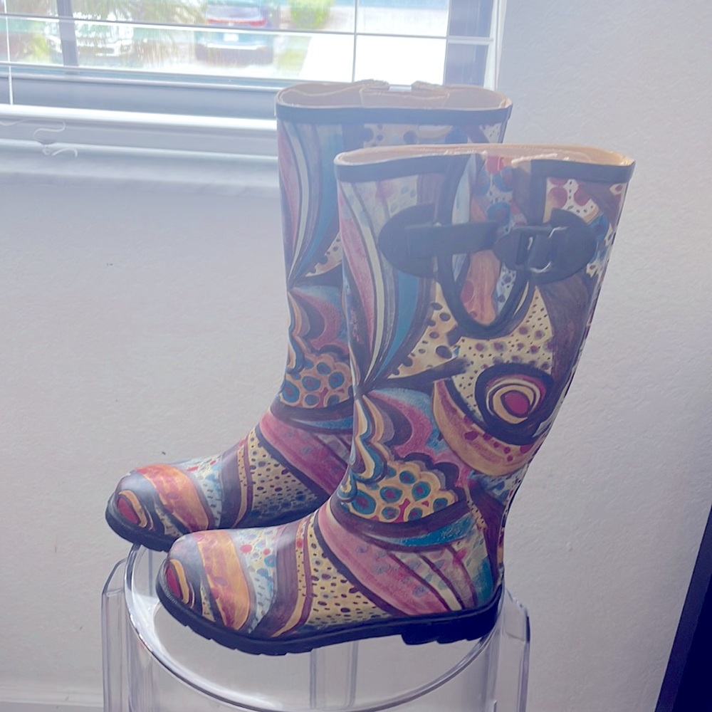 Raining boots size 6